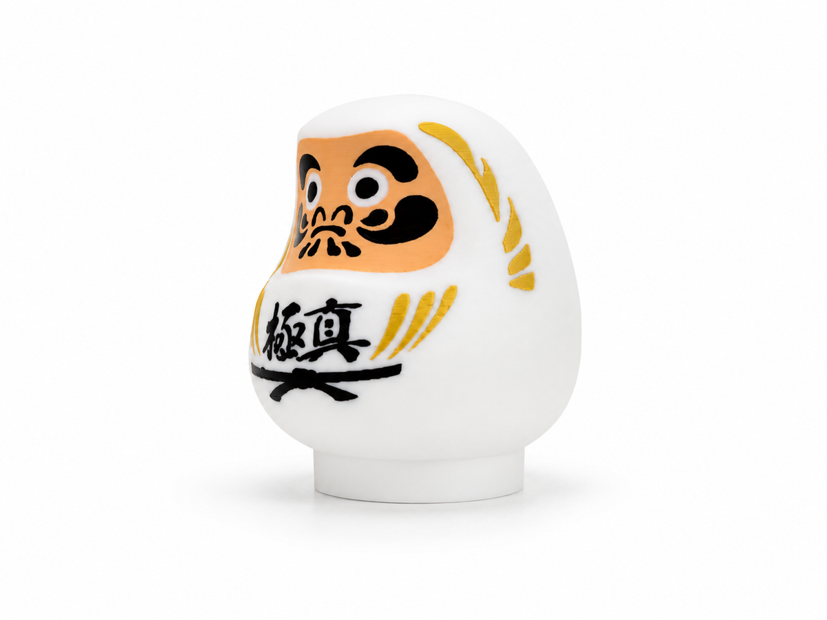Daruma Dorado Kyokushin, vista tres cuartos