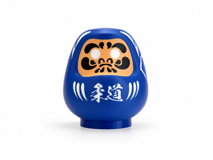 Daruma Judo azul, vista frontal