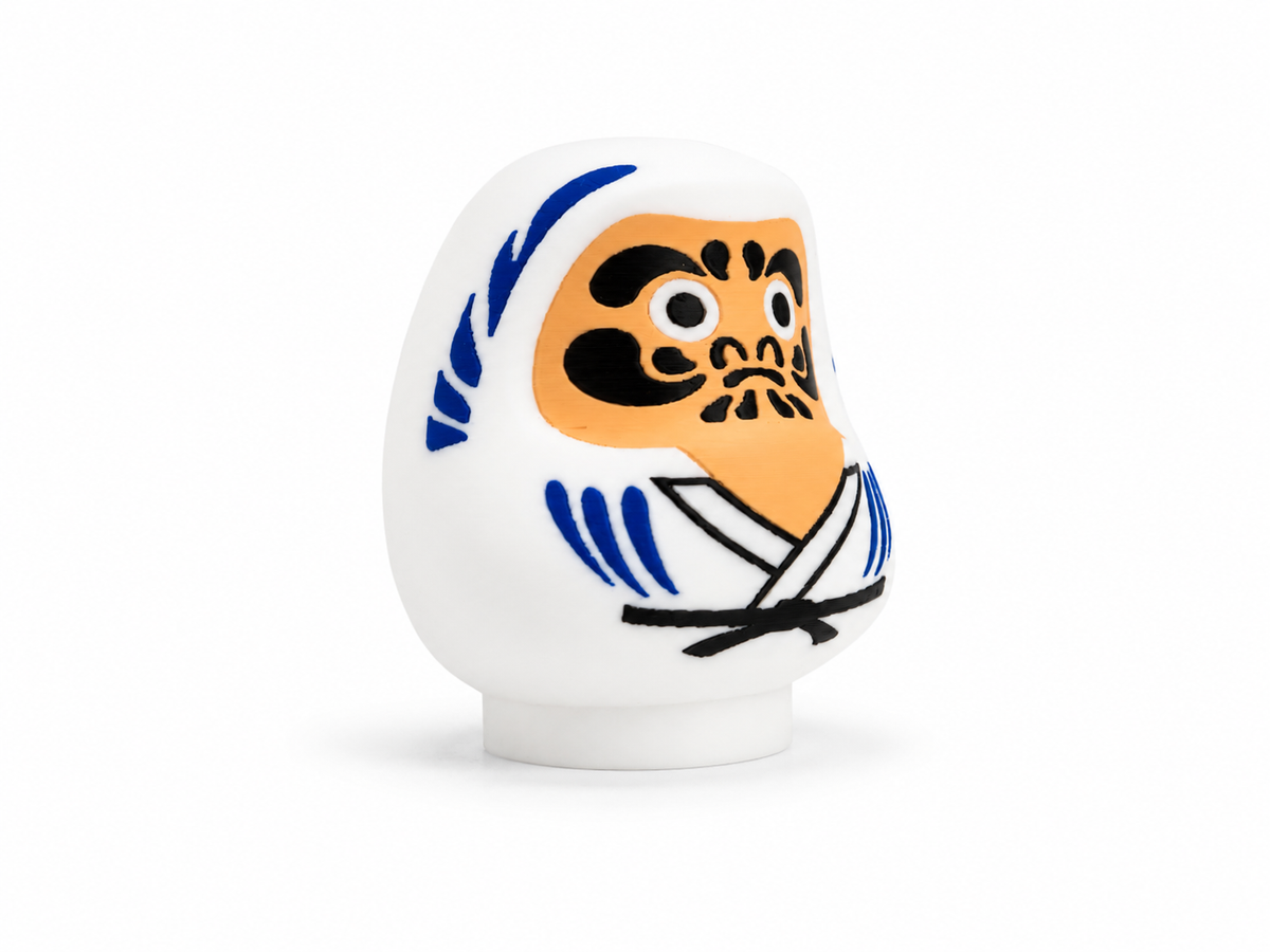 Daruma Kyokushinkan blanco y azul, vista en tres cuartos